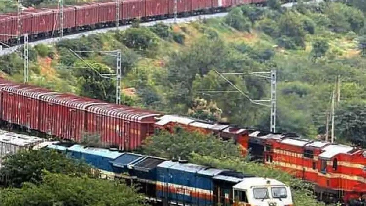 अर्थ जगत की 5 बड़ी खबरें: लगातार चौथे सप्ताह विदेशी मुद्रा भंडार में आई कमी और रेलवे ने बनाया माल ढुलाई का रिकॉर्ड