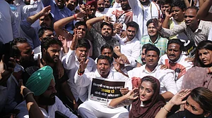 लखिमपुर हिंसाः यूथ कांग्रेस का अमित शाह के घर के बाहर प्रदर्शन, आरोपी के मंत्री पिता की बर्खास्तगी की उठाई मांग