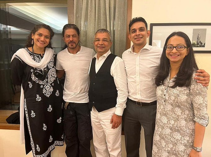 आर्यन को जमानत मिलने के बाद पहली बार मुस्कुराए शाहरुख खान, वकीलों की पूरी टीम के साथ साझा की खुशी