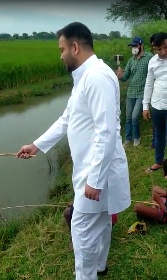 बिहार: चुनाव प्रचार के दौरान तेजस्वी ने स्टाइल में फंसाई मछली, कहा- अभी छोटी मछली पकड़ी है, सरकार...