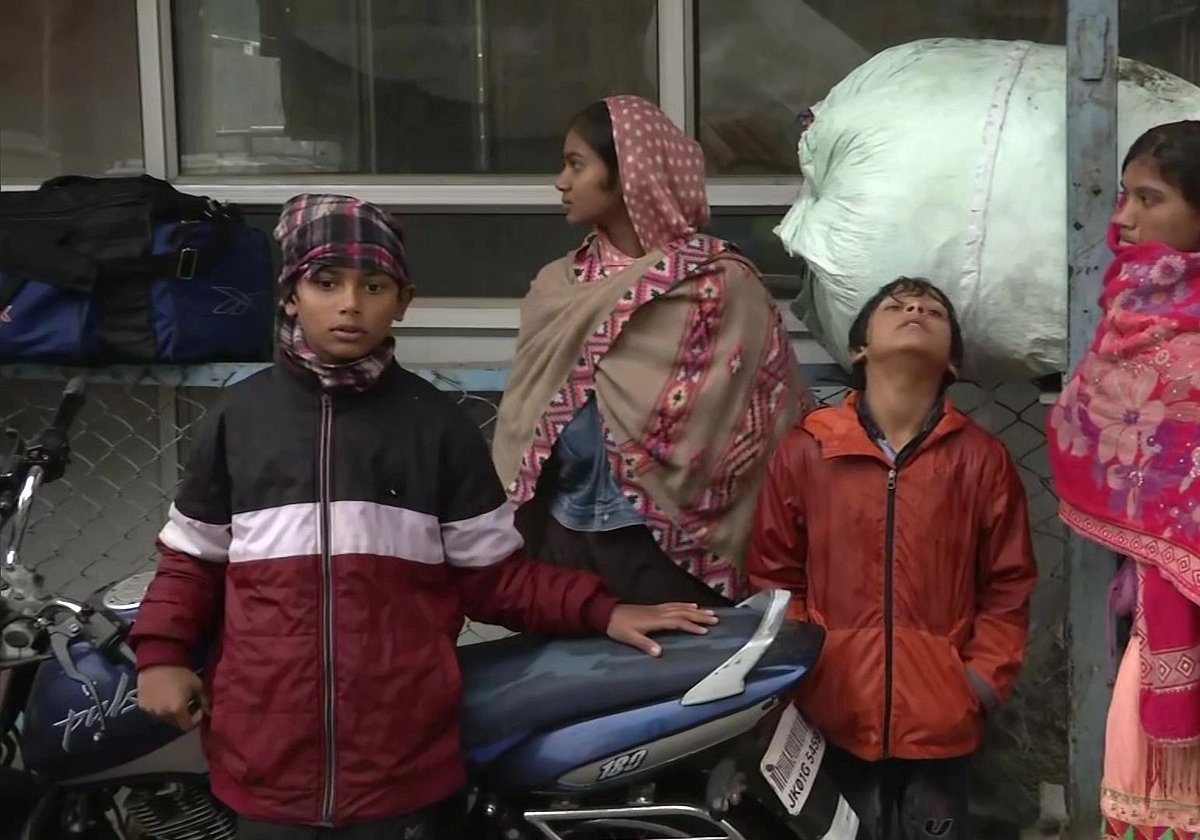 टारगेट किलिंग की घटनाओं के बाद जम्मू-कश्मीर से प्रवासी मजदूरों का पलायन, रविवार को आतंकियों ने बनाया था निशाना
