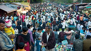 सावधान! टला नहीं कोरोना का खतरा, त्योहारी मौसम में तो बरतना ही होगी खास एहतियात