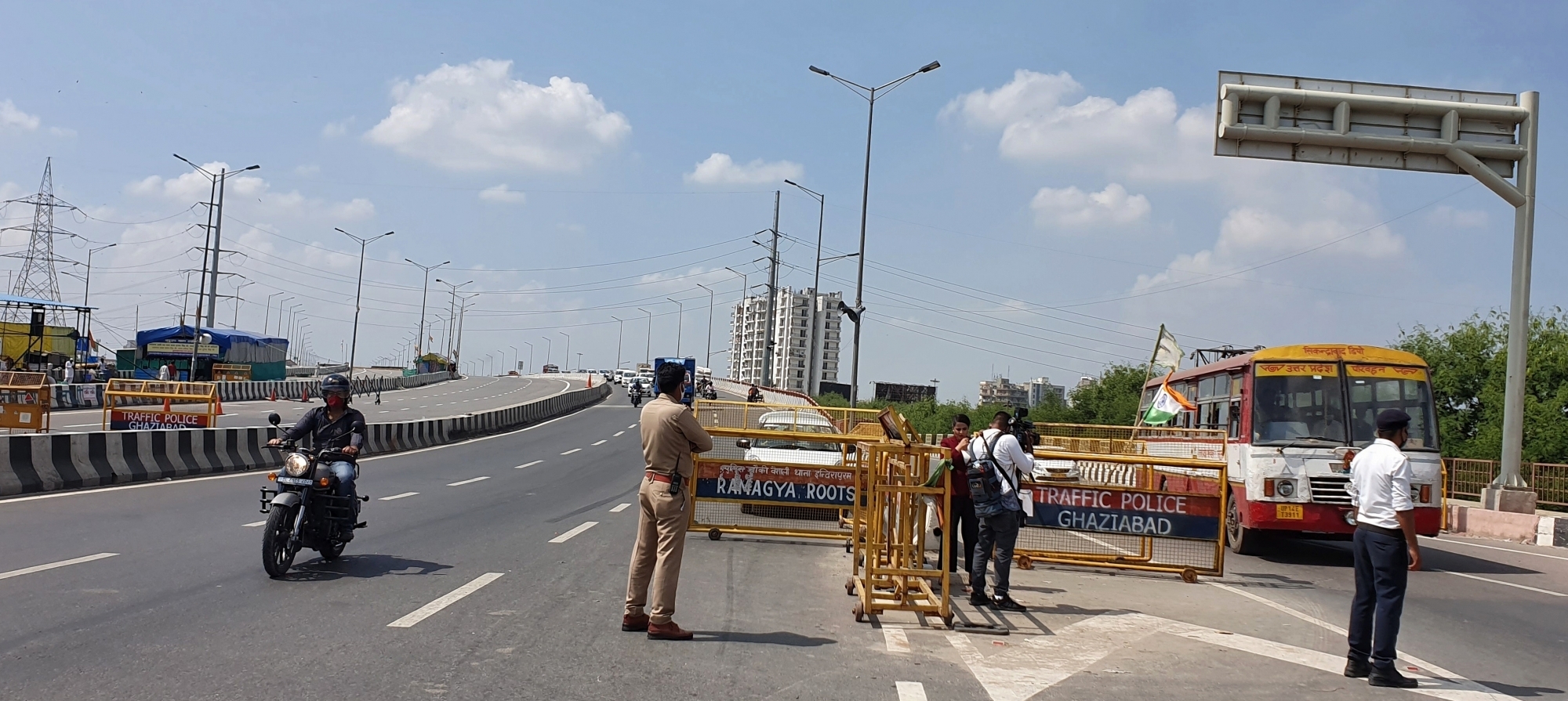 दिल्ली-गाजियाबाद बॉर्डर से बैरिकेडिंग हटाई गई, एनएच-24 खुला, यातायात हुआ सामान्य 