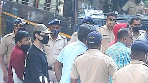 शाहरुख खान के बेटे आर्यन खान को NCB ने किया गिरफ्तार, क्रूज में ड्रग्स पार्टी करने का आरोप