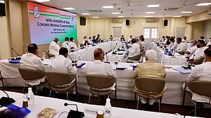 बेतहाशा महंगाई ने तोड़ दी है आम भारतीय की कमर, CWC ने महंगाई पर प्रस्ताव में तेल पर टैक्स को बताया 'जबरन वसूली'
