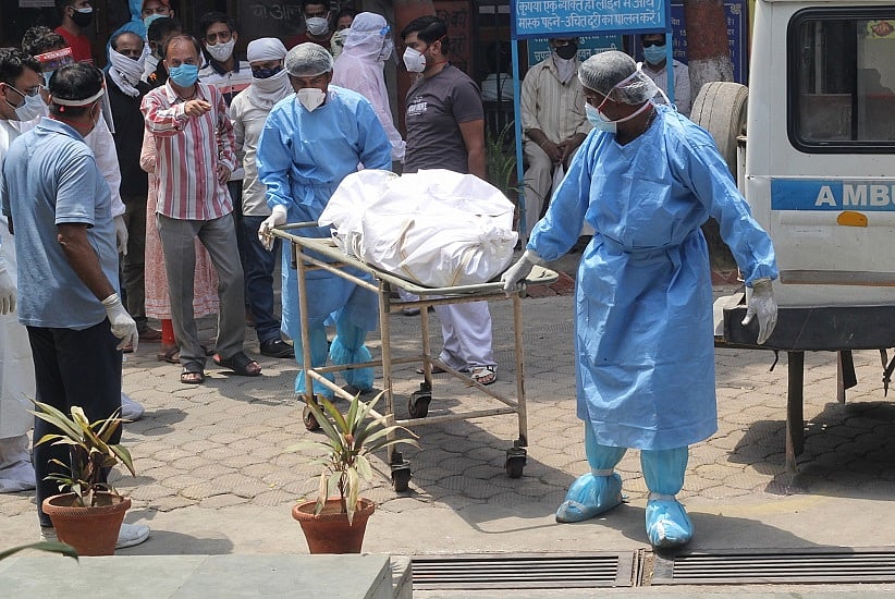 यूपीः फिरोजाबाद में फुटपाथ पर मरीजों का इलाज कर रहा था निजी अस्पताल, परिजनों के हंगामे के बाद अस्पताल हुआ सील