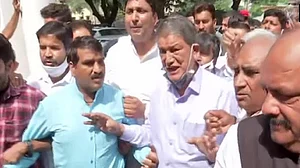 लखीमपुर हिंसा: सड़कों पर उतरी उत्तराखंड कांग्रेस, पूर्व CM हरीश रावत गिरफ्तार, कहा- इस्तीफा दे 'हत्यारी सरकार'