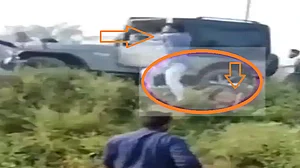 लखीमपुर खीरी हिंसा : गाड़ी को रोककर भागता शख्स, पहिये के नीचे दबा किसान! एक और दिल दहला देने वाला वीडियो वायरल