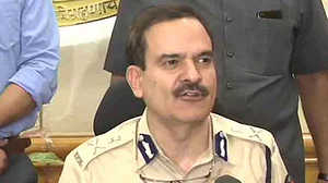जबरन वसूली मामले में फरार परमबीर सिंह की मुश्किलें बढ़ीं, ठाणे कोर्ट ने गैर-जमानती गिरफ्तारी वारंट जारी किया