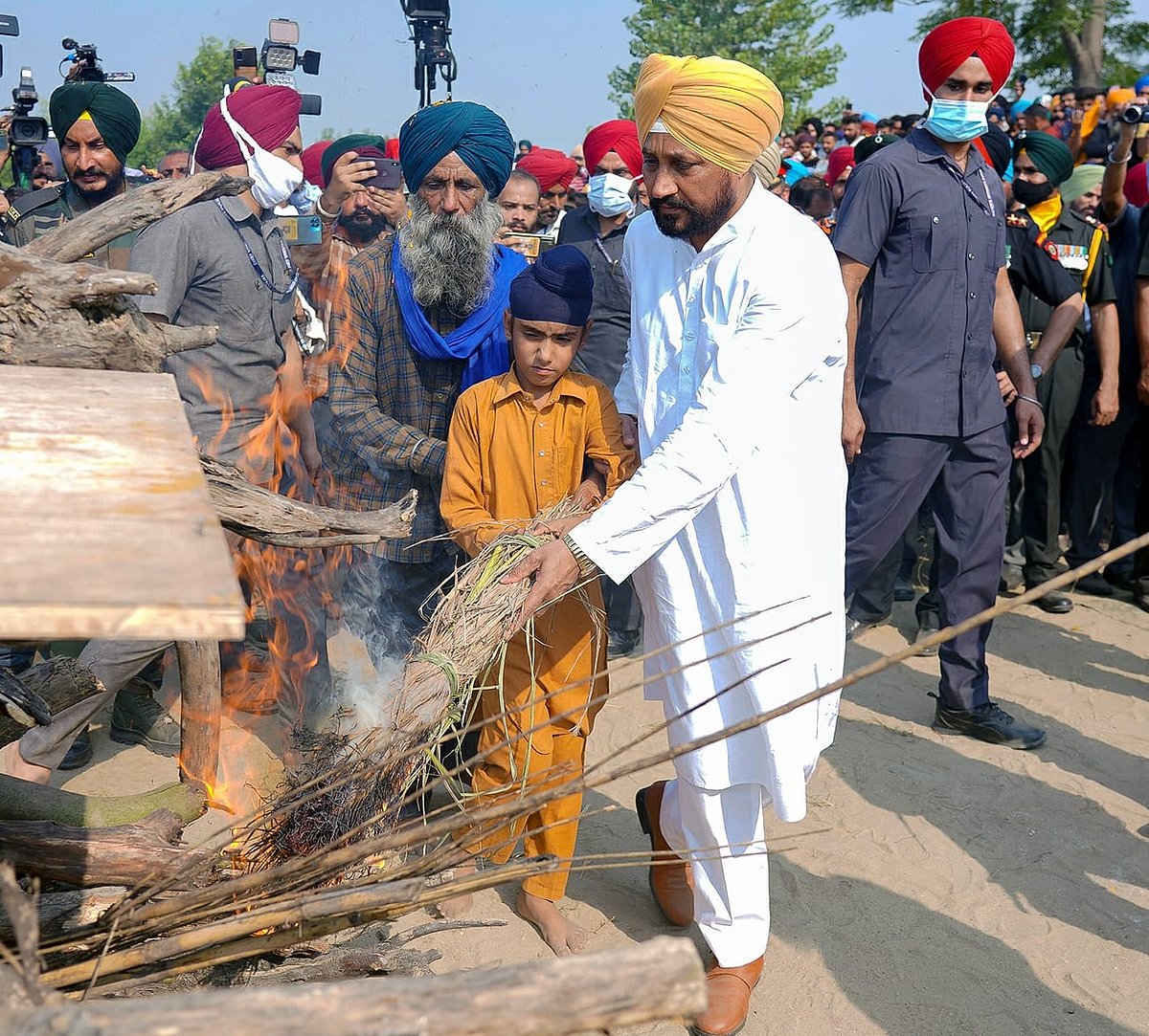 पंजाब के मुख्यमंत्री ने शहीद जवान की अर्थी को दिया कंधा, वीर सपूत के भतीजे का हाथ पकड़ चिता को दी अग्नि