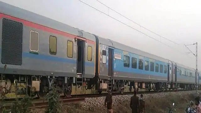 ...जब अचानक उल्टी दिशा में दौड़नी लगी ट्रेन, उलझन में यात्री, वजह सामने आई तो लोग हुए हैरान! 