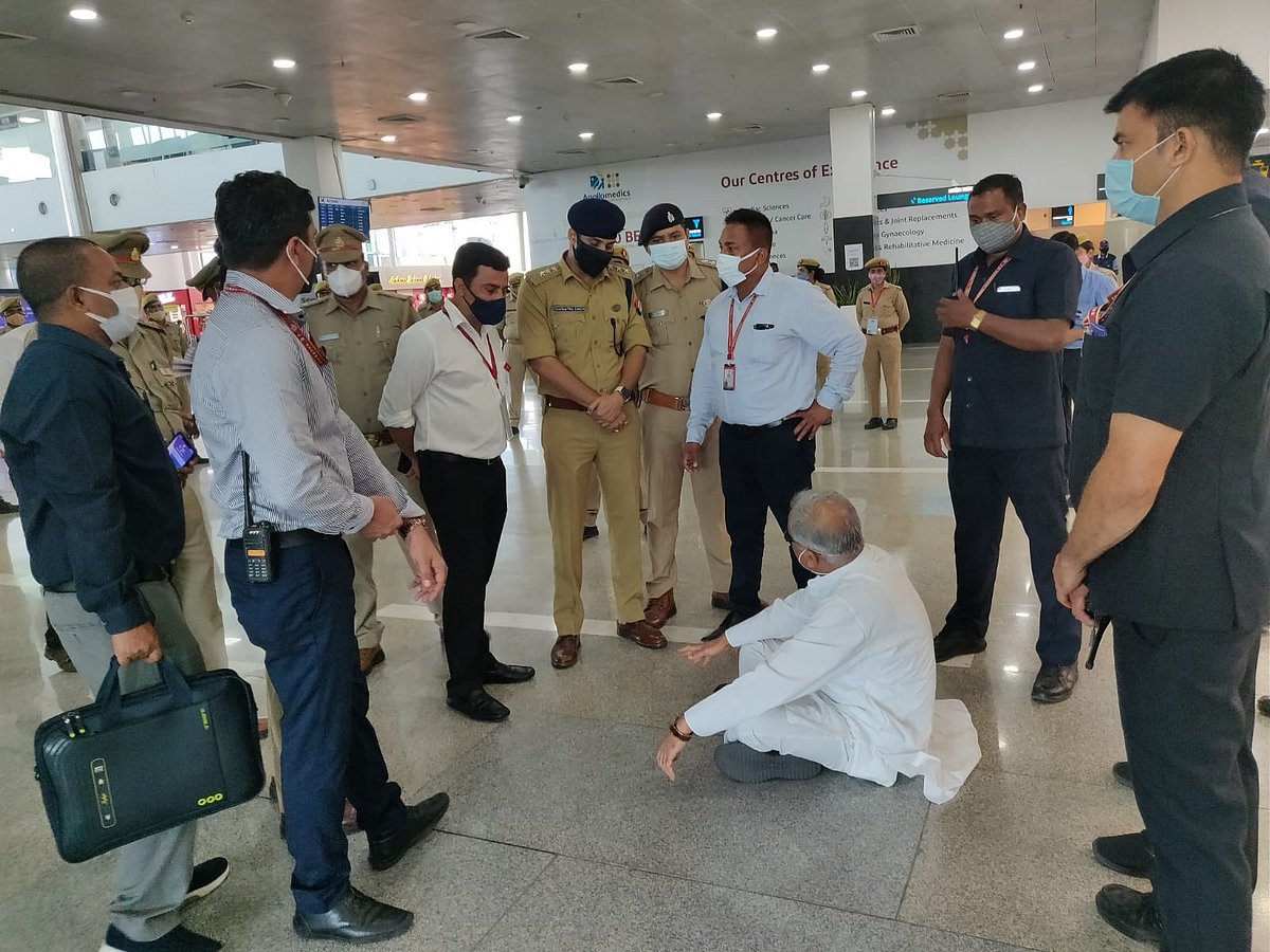 वीडियो: लखीमपुर जा रहे CM भूपेश बघेल को लखनऊ एयरपोर्ट पर रोका, विरोध में वहीं धरने पर बैठे