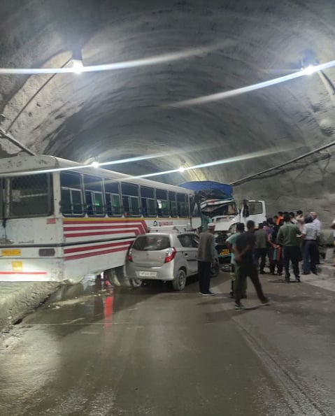 बड़ी खबर LIVE: हिमाचल प्रदेश में अटल सुरंग के अंदर बस और ट्रक में टक्कर, एक व्यक्ति की मौत, 14 घायल