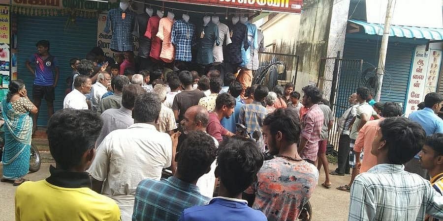 50 पैसे में टी-शर्ट खरीदने के लिए मची लूट, भीड़ देख पुलिस के फूले हाथ-पांव! बंद करानी पड़ी दुकान