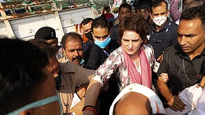 उत्तर प्रदेश को लेकर प्रियंका गांधी का बड़ा ऐलान- कांग्रेस की सरकार बनी तो छात्राओं को देंगे स्मार्ट फोन और स्कूटी