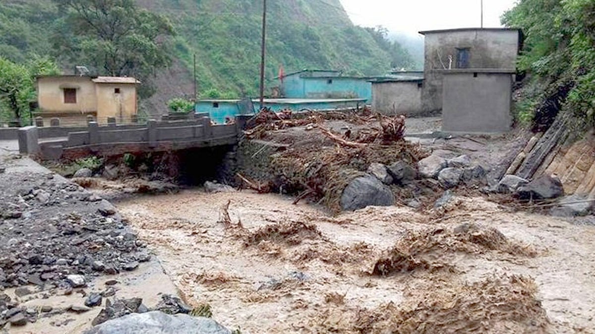 वीडियो: उत्तराखंड में भारी बारिश ने फिर मचाई तबाही! कहीं नदी में बह गया रेल ट्रैक तो कहीं पानी में समा गया घर 
