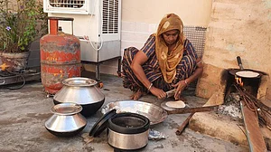 मोदी सरकार की उज्ज्वला योजना का यूपी में निकला धुआं, जेब पर भारी पड़ रहा सिलिंडर रिफिल, चूल्हा फूंक रही महिलाएं