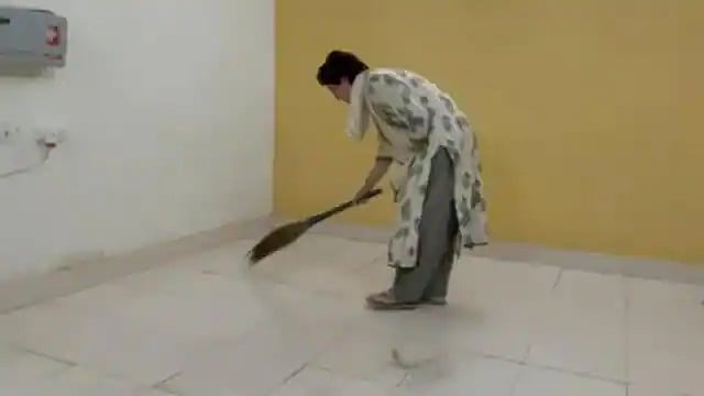 हिरासत में प्रियंका, कमरे के ऊपर उड़ाया जा रहा ड्रोन कैमरा, गेस्ट हाउस के बाहर बैठे सैकड़ों कांग्रेस कार्यकर्ता 