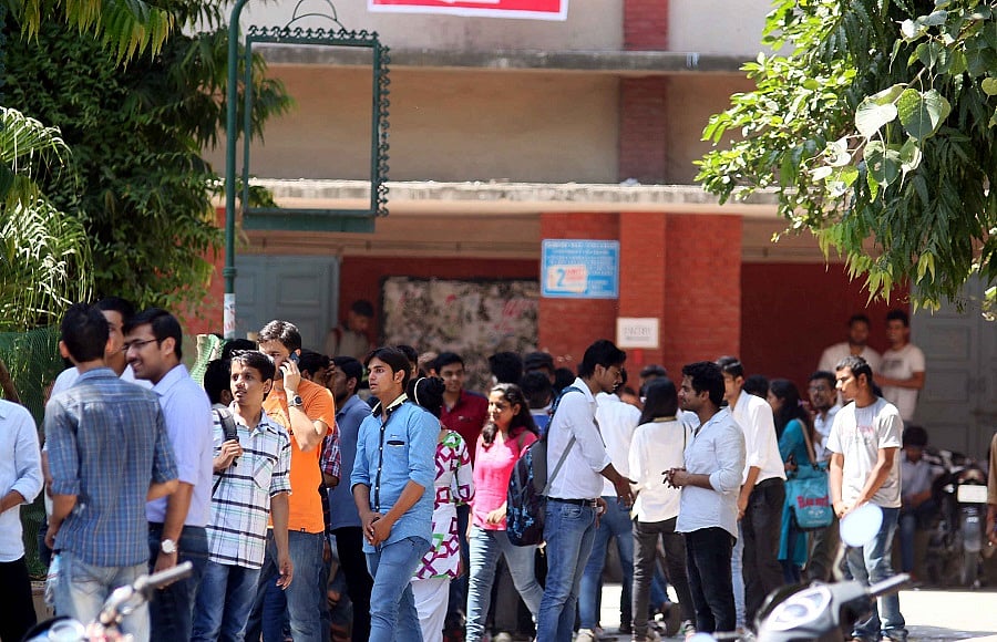 परेशान छात्रों ने DU प्रशासन से किया सवाल- मॉल, मेट्रो, बाजार खुल सकते हैं तो कालेज क्यों नहीं?