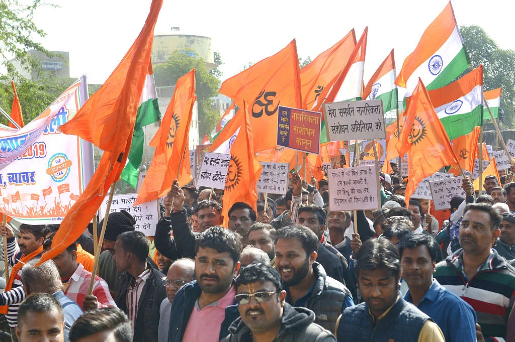 सबकुछ सांप्रदायिक चश्मे से देखने-दिखाने का खेल, संघ-बीजेपी के द्विअर्थी बयानों से बढ़ रही निरंकुशता