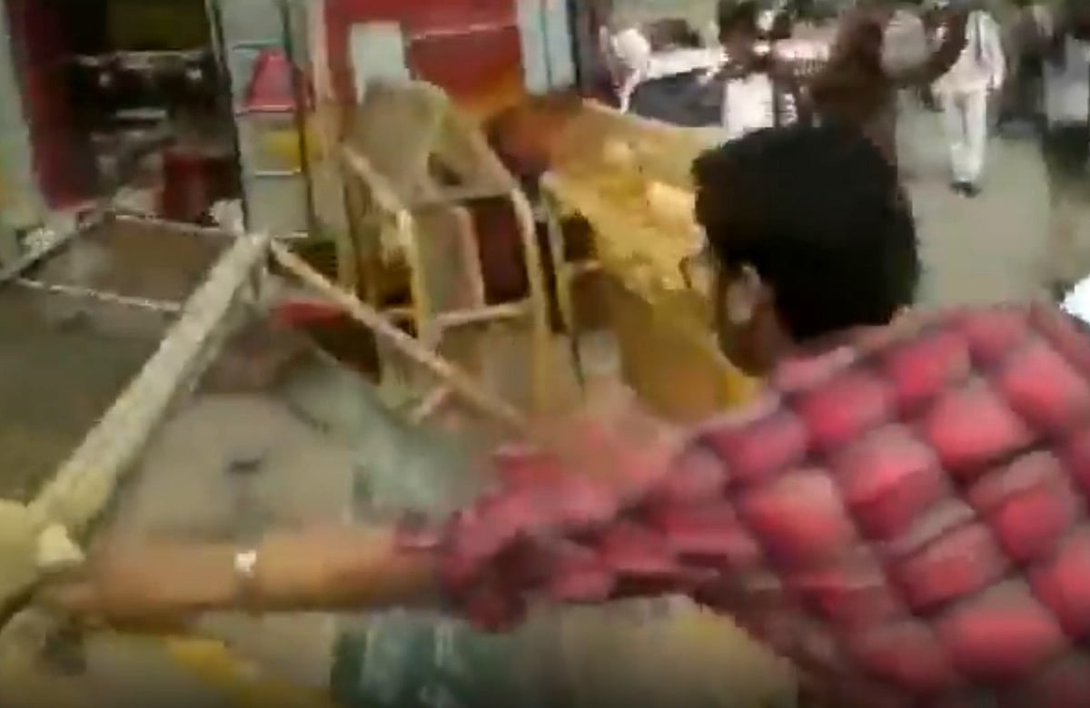 वीडियो: प्रियंका की हिरासत के विरोध में सड़कों पर कांग्रेस कार्यकर्ता, सीतापुर में पुलिस से नोंकझोक, बैरीकेड भी तोड़े