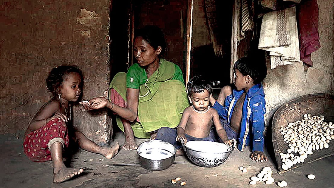 ओडिशा के बुजीबोंग गांव की सन्माई अपने तीन बच्चों के साथ (फोटो- रोहित जैन)