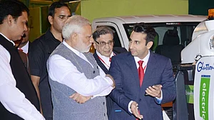आकार पटेल का लेख: तो इसलिए देश छोड़कर लंदन भागे थे अदार पूनावाला, 100 करोड़ डोज़ की उपलब्धि के पीछे की कहानी...