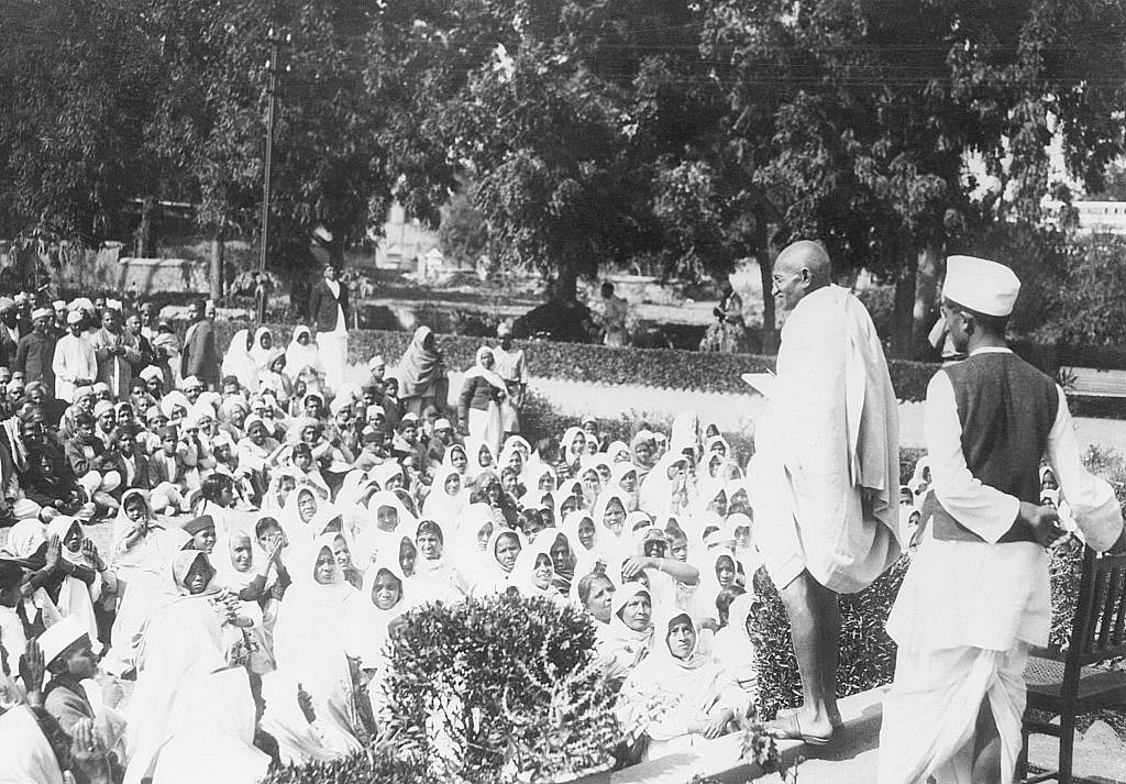 अपने गठन से ही संघ मानता रहा कि हिन्दुओं को संगठित करने के हिंदुत्ववादी प्रोजेक्ट में बाधा हैं महात्मा गांधी