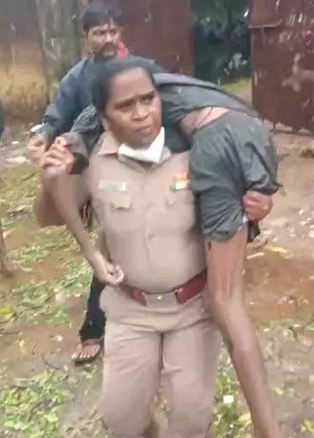 चेन्नई: महिला पुलिसकर्मी की बहादुरी ने लोगों का जीता दिल, बेहोश व्यक्ति को कंधे पर उठाकर पहुंचाया अस्पताल, देखें वीडियो