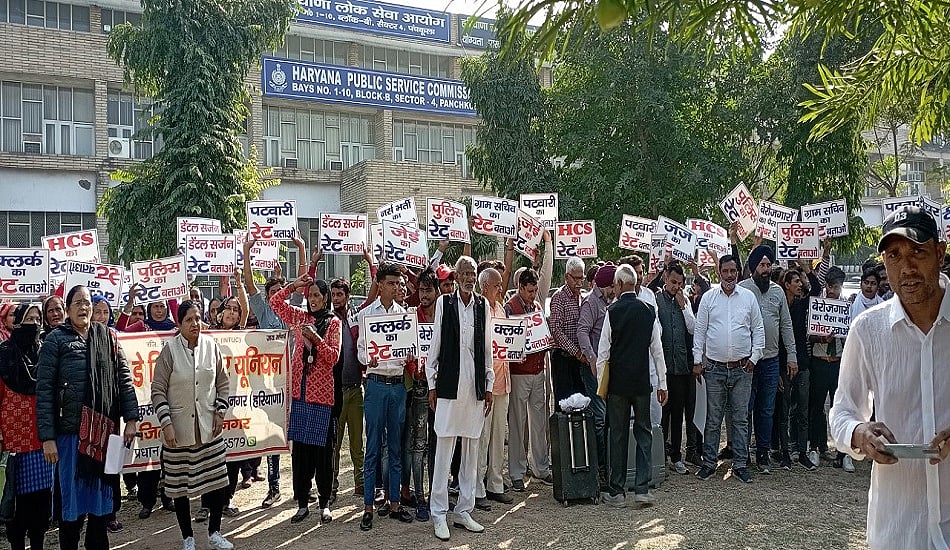 नौकरी घोटाले के खिलाफ हरियाणा लोकसेवा आयोग पर हंगामा, गूंजा- उजागर हुए दो मंत्रियों के नाम बताओ खट्टर सरकार
