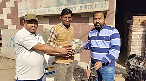 यूपी के बिजनौर में दिखी ईमारदारी की मिसाल, आबिद ने हिफाजत से लौटाया नितिन का लाखों रुपयों से भरा बैग