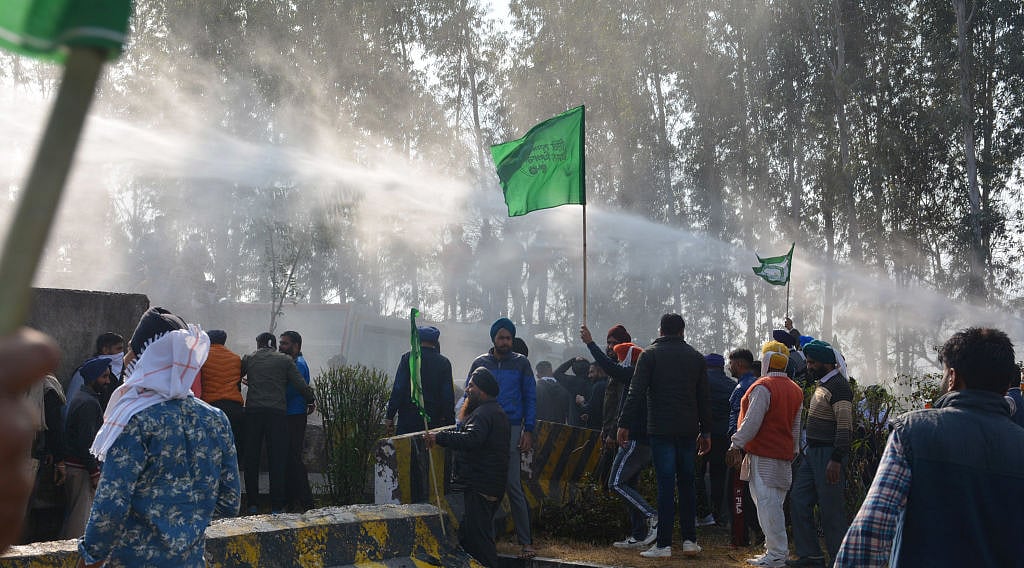 किसान आंदोलन का एक साल: ऐसी ही शुरुआती सर्दियों के दिन थे जब बीजेपी सरकार ने किसानों पर चलवा दी थीं जल तोपें