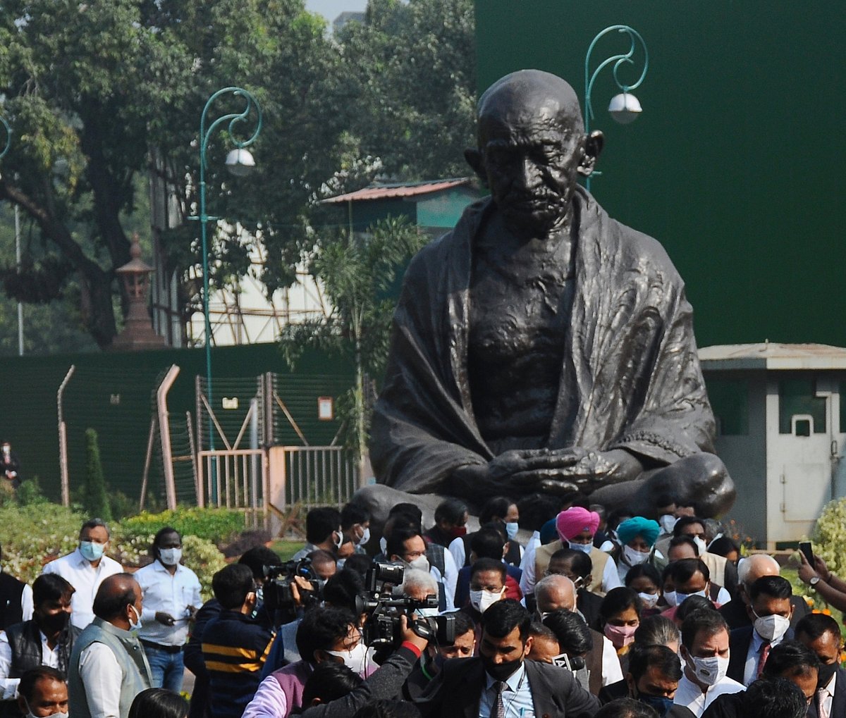 'सरकार ने बिना चर्चा के लोकसभा में पास कराया कृषि कानून निरस्त करने का बिल', विपक्ष ने बताया काला दिन