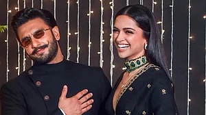 सिनेजीवन: रणवीर सिंह की कामयाबी पर दीपिका ने साधी चुप्पी और 'नागिन 7' में नाग गुरु के अवतार में नजर आएंगे अक्षय कुमार