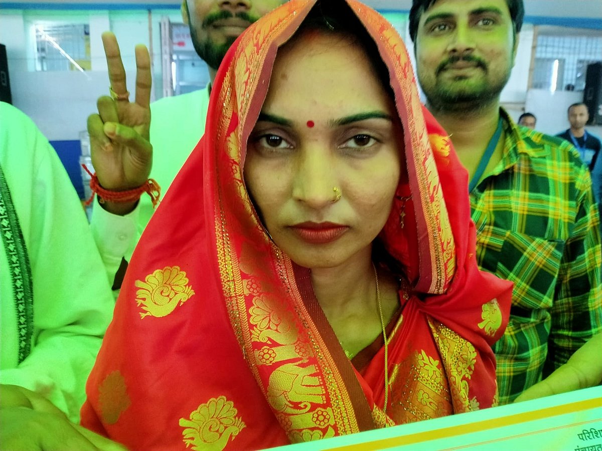 बिहार: नई नवेली दुल्हन को मुखिया बनाकर लोगों ने दिया शादी का तोहफा, जानें पंचायत चुनाव में क्यो बजा नीरा कुमारी का डंका