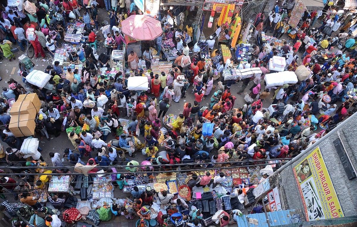 त्योहारों में फूट सकता है कोरोना 'बम'? दिल्ली के बाजारों में गाइडलाइंस की उड़ी धज्जियां, खरीदारी के लिए उमड़ी भीड़
