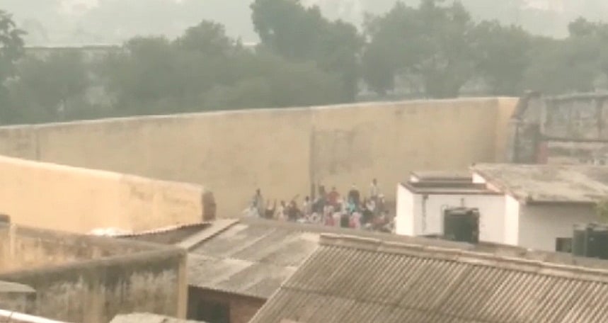 यूपी के जेल में बवाल: हिंसा के लिए 27 कैदियों पर मामला दर्ज, भड़के कैदियों ने 20 पुलिसकर्मियों को किया था घायल