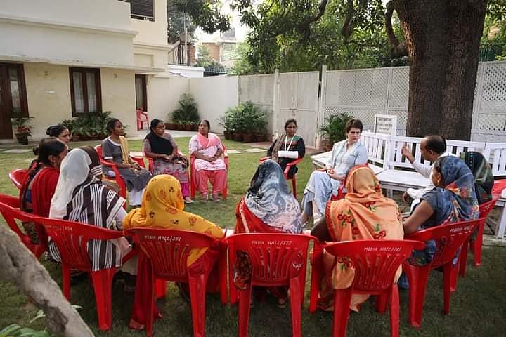 लखनऊ में आशा वर्कर्स से मिलीं प्रियंका गांधी, कहा- हर वक्त जो लोगों के लिए डटी रहती हैं, उनको पीट रही योगी सरकार