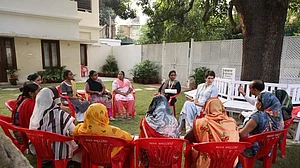 लखनऊ में आशा वर्कर्स से मिलीं प्रियंका गांधी, कहा- हर वक्त जो लोगों के लिए डटी रहती हैं, उनको पीट रही योगी सरकार