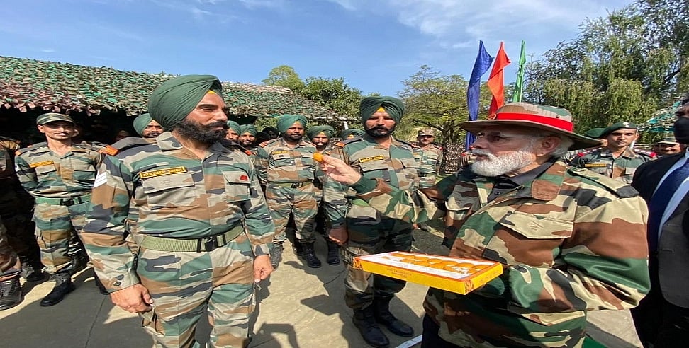 दिवाली पर जवानों के बीच पहुंचे पीएम मोदी, बोले- मैं 130 करोड़ भारतीयों की शुभकामनाएं लाया हूं