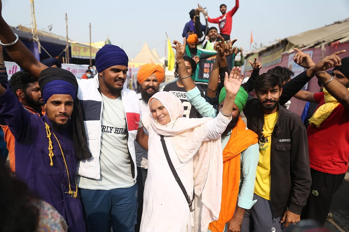 जश्न और राहत के बीच मोदी के ऐलान को लेकर किसान सतर्क, कहा- संसद से मुहर लगने तक नहीं छोडे़ंगे मोर्चा
