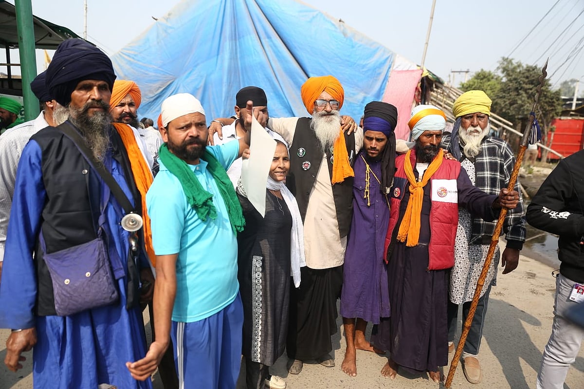 वीडियो: कृषि कानून वापस होने पर किसानों में खुशी की लहर, दिल्ली की सीमाओं पर जलेबी बांटकर, नाचकर जश्न मना रहे किसान