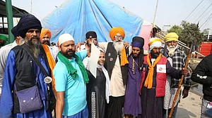 वीडियो: कृषि कानून वापस होने पर किसानों में खुशी की लहर, दिल्ली की सीमाओं पर जलेबी बांटकर, नाचकर जश्न मना रहे किसान