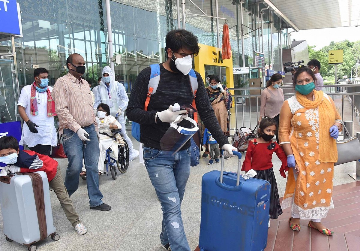 कोरोना के ओमिक्रॉन वेरिएंट से देश में दहशत!अलर्ट मोड पर राज्य सरकारें 