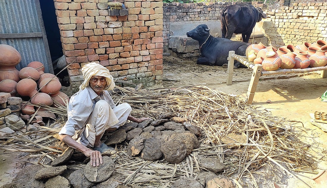 खुद की जिंदगी में अंधेरा, पर मिट्टी को आकर देकर जहां की दिवाली रोशन करने में जुटे हैं दीये बनाने वाले केशव और ऋषिपाल