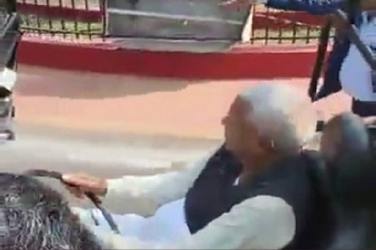 बिहार पहुंचते ही अपने अंदाज में दिखे लालू यादव, पटना की सड़कों पर खुली जीप चलाते आए नजर