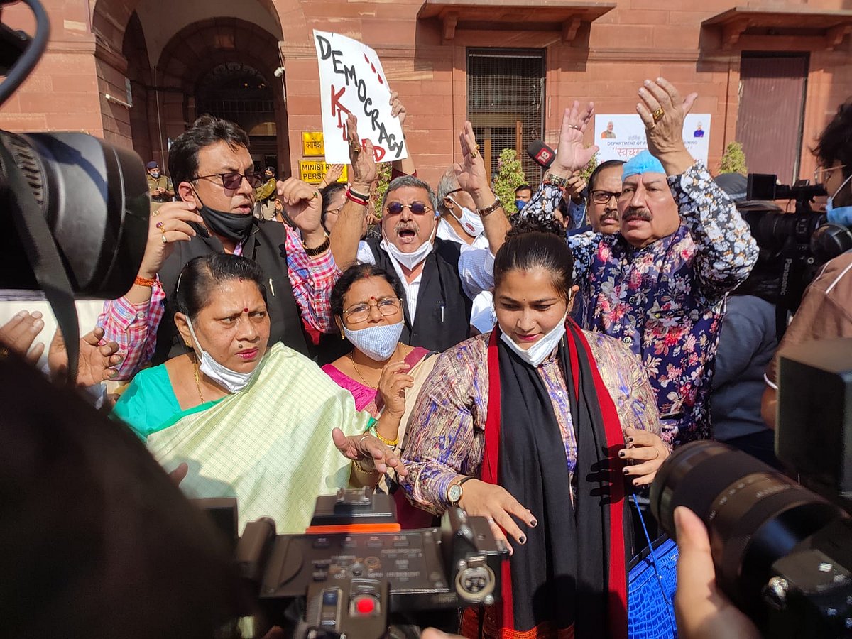 वीडियो: त्रिपुरा हिंसा को लेकर TMC सांसदों ने गृह मंत्रालय के बाहर किया विरोध प्रदर्शन, लगाए सरकार विरोधी नारे
