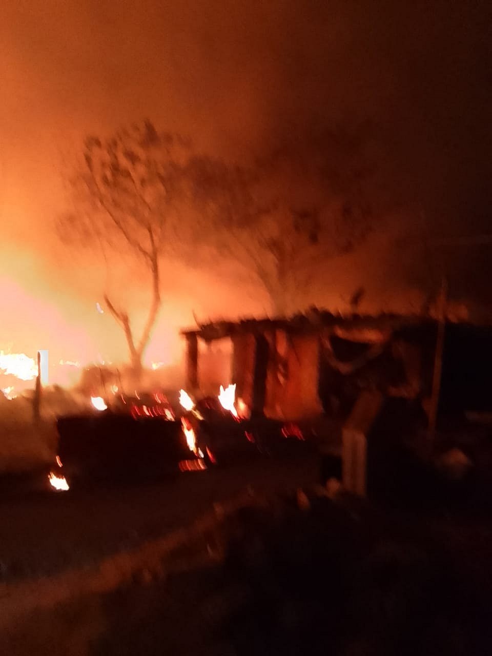 दिल्ली में साकेत के नेब सराय इलाके में कबाड़ के गोदान और झुग्गियों में लगी भयंकर आग, दमकल की 20 गाड़ियां मौके पर