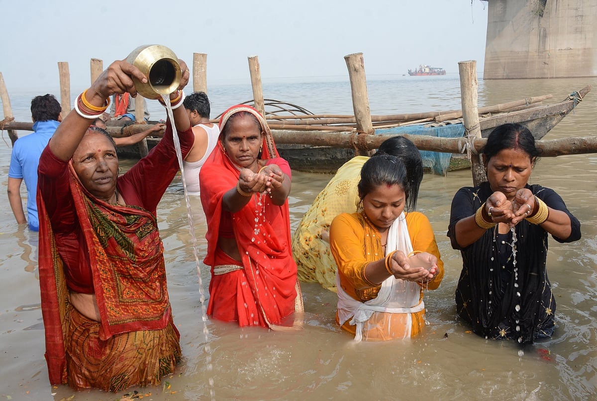 Chhath 2021: छठमय हुआ बिहार, भक्ति के रंग में रंगे लोग, सूर्य मंदिरों और नदी किनारे उमड़ेगा आस्था का सैलाब