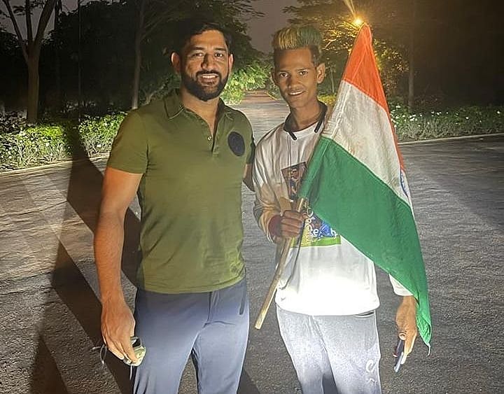 धोनी से मिलने 20 दिनों तक 1436 किमी पैदल चला फैन, पांवों में पड़े छाले, जब मुलाकात हुई तो बोला...